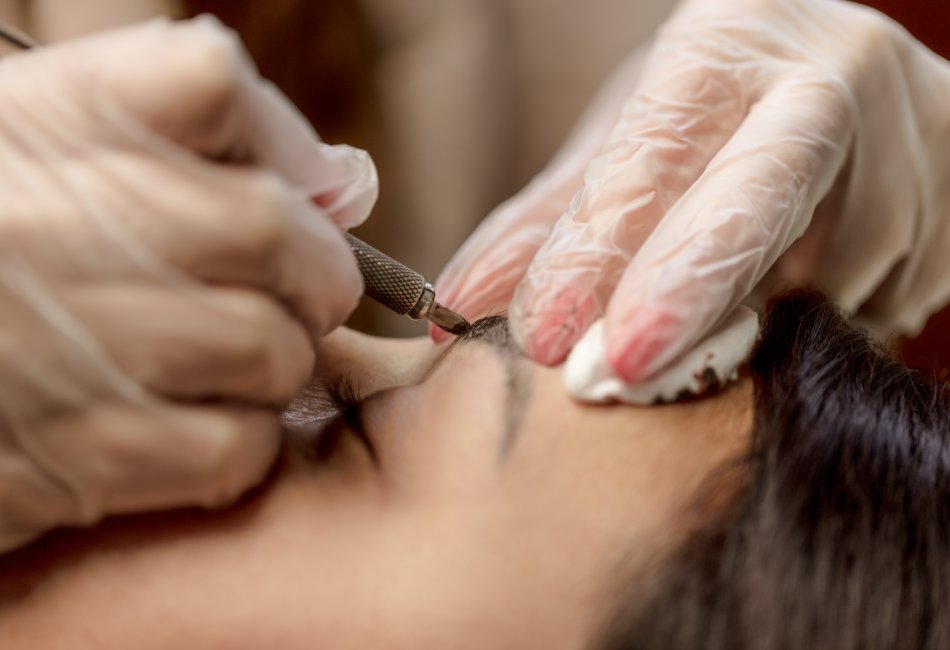 Centro de Peluquería y Estética Gina Bort, especialistas en Microblading y Nanoblading en L'Alcora. Microblading de Cejas a cliente en salón de belleza.