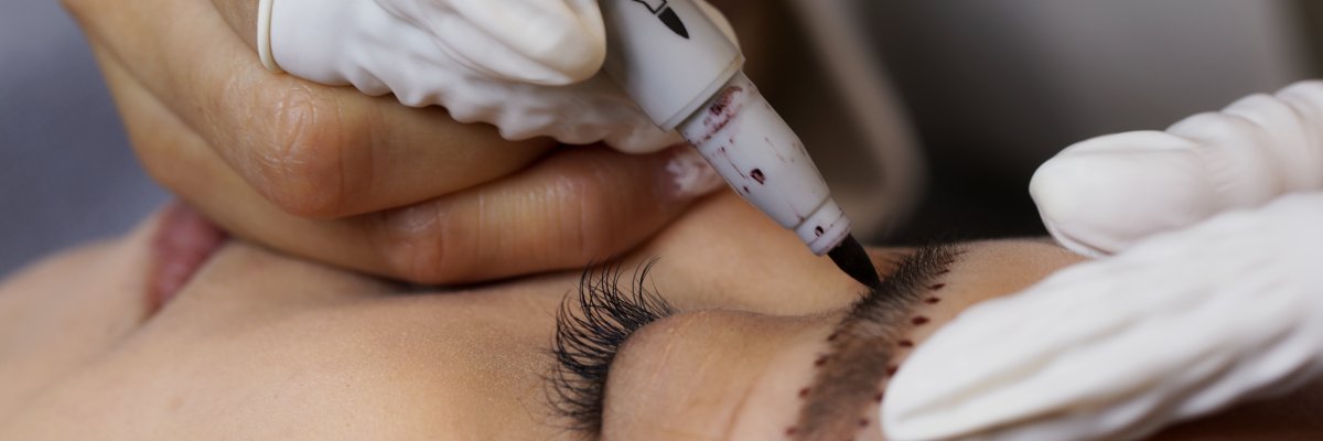 Centro de Peluquería y Estética Gina Bort, especialistas en Microblading y Nanoblading en L'Alcora. Rotulando el contorno de la ceja para realizar Microblading.